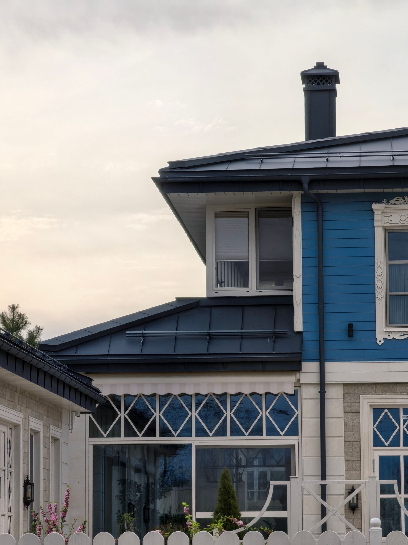 Premium aluminium facade with modern villa windows in Dubai